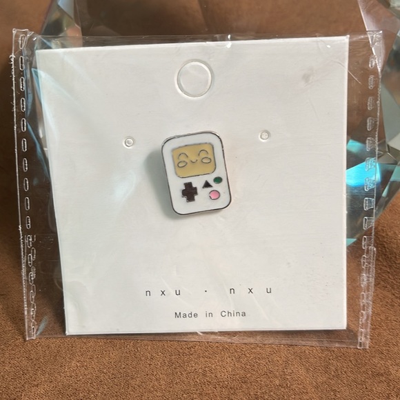Portable game enamel Pin - Picture 2 of 4